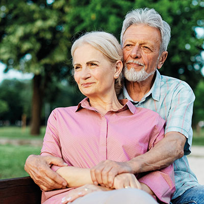 Senioren-Paar genießt Ihren Ruhestand im Wohnpark an der Wiesent