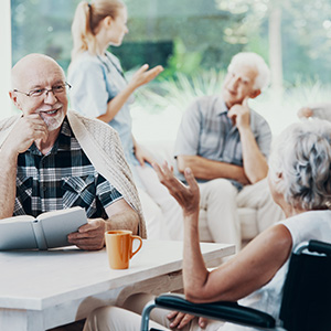 Senioren hören einem Vorleser zu