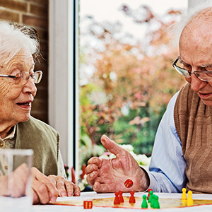 Senioren beim gemeinsamen Gesellschaftsspiel