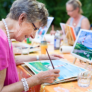 Senioren bei der gemeinsamen Beschäftigung mit Malen