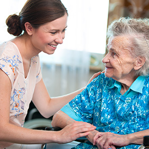 Seniorin mit Assistentin