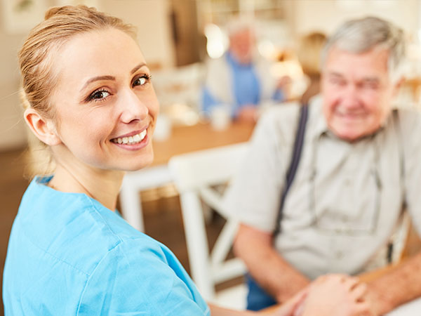 Arbeitgeberleistungen Pflegedienst Koeppelle Junge Pflegerin, die mit ihrer Anstellung zufrieden ist