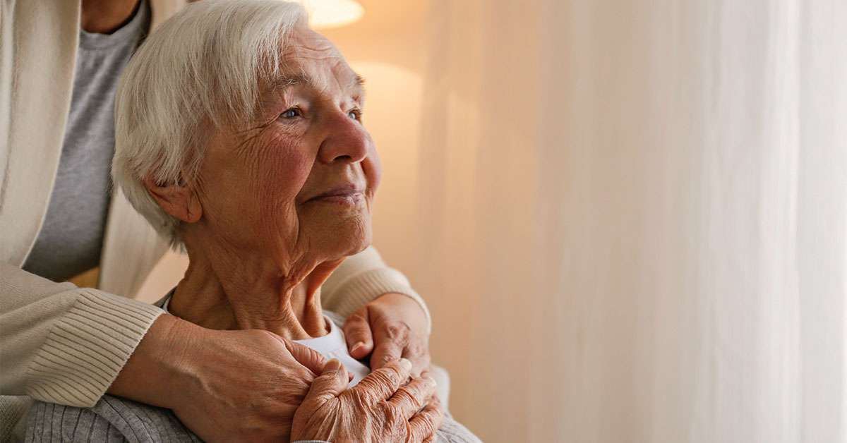 Stellenangebot bei den Pflegeprofis Koeppelle Zufriedene Seniorin die die Hand Ihrer Pflegerin hält