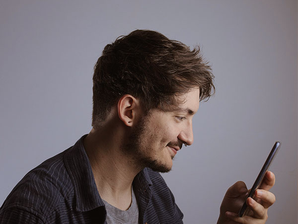 Weitere Stellenangebote Junger Mann auf der Suche nach einem Job in der Seniorenpflege